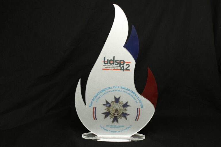 Trophée en plexiglas découpé au laser avec impression numérique à destination des pompiers de la Loire et de l'Ordre National du Mérite